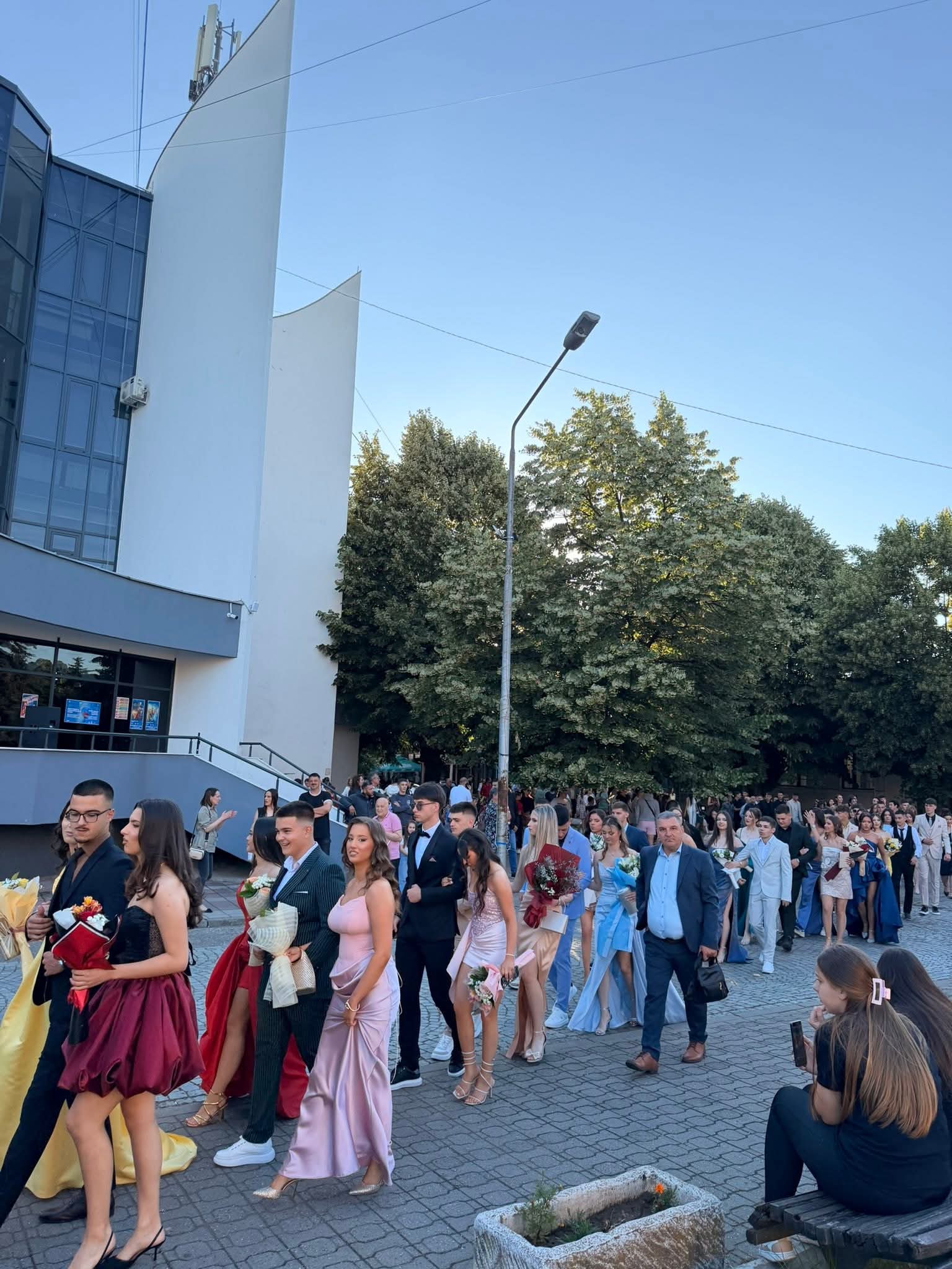 Матурско вече и свечани дефиле матураната